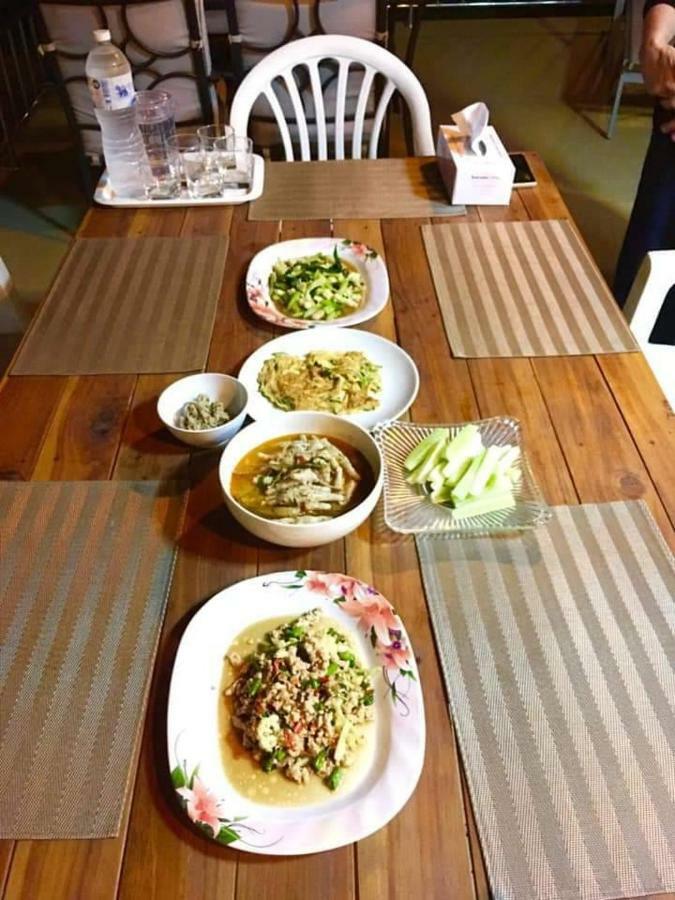 Nuch'S Apple Guest House Si Bun Ruang Exterior foto