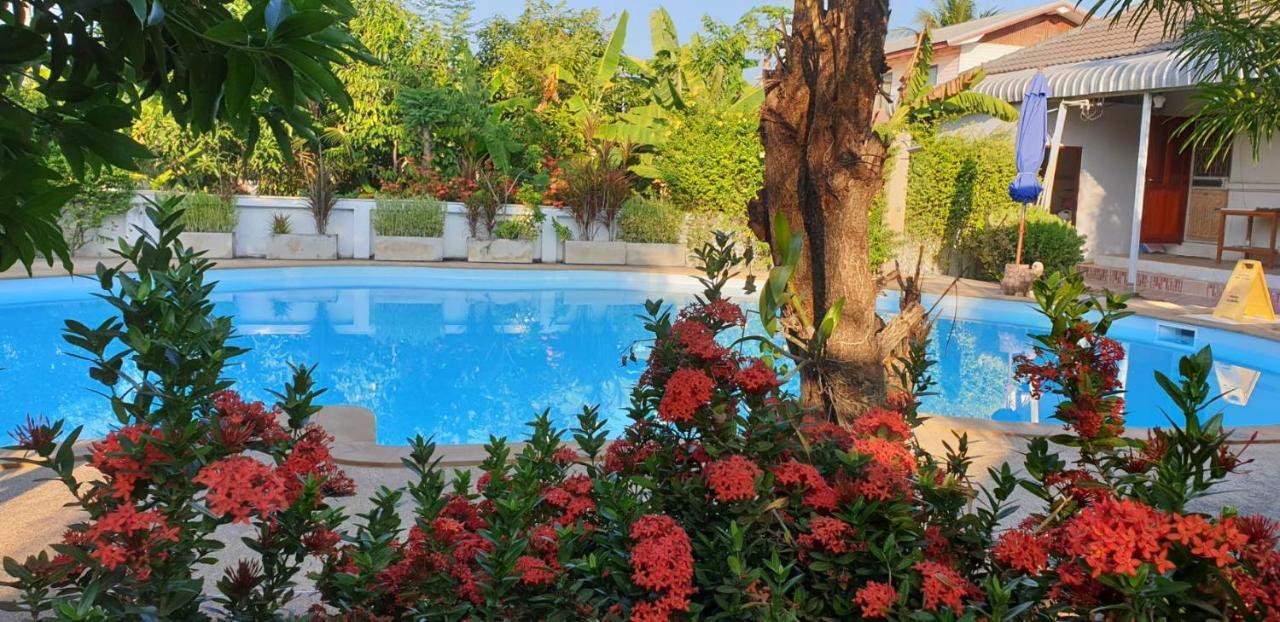 Nuch'S Apple Guest House Si Bun Ruang Exterior foto